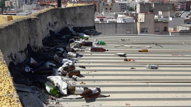 Plagas de ratas y garrapatas, calles más sucias que nunca, nula presencia de la policía local, solares convertidos en vertederos de basura y escombros
