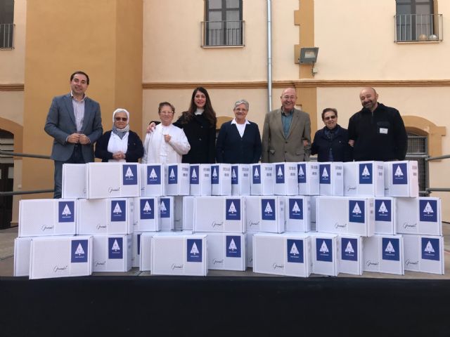Aguas de Lorca realiza una donación solidaria de 72 lotes navideños a las Hermanas de la Caridad para ser distribuidos entre familias en situación de riesgo