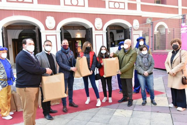 Los trabajadores de Aguas de Lorca donan 70 cestas navideñas para que el Ayuntamiento las entregue a las familias que más lo necesitan