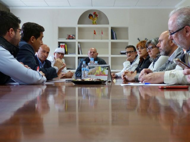 IU promoverá el apoyo de diputados y senadores de la circunscripción al nuevo matadero de Lorca