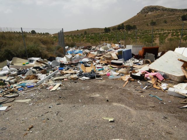 El Ecoparque de Coy, en el que el PP gastó 208.797 euros, convertido en un vertedero ilegal de basura por su abandono
