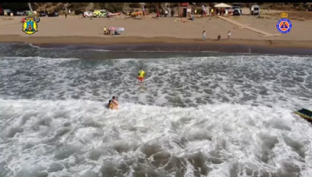 Los efectivos del Dispositivo de Vigilancia y Salvamento en Playas del Ayuntamiento de Lorca rescatan a cuatro personas en la Cala de Calnegre