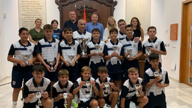 Fulgencio Gil recibe en el ayuntamiento al equipo del Lorca CF Base campeón de la 'Donosti Cup' en la categoría B12