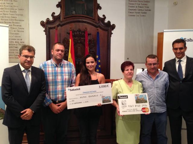 El ganador de la campaña 'Creemos en Lorca' recibe un cheque de 3.000 euros para gastar en los comercios del municipio durante una jornada de compras