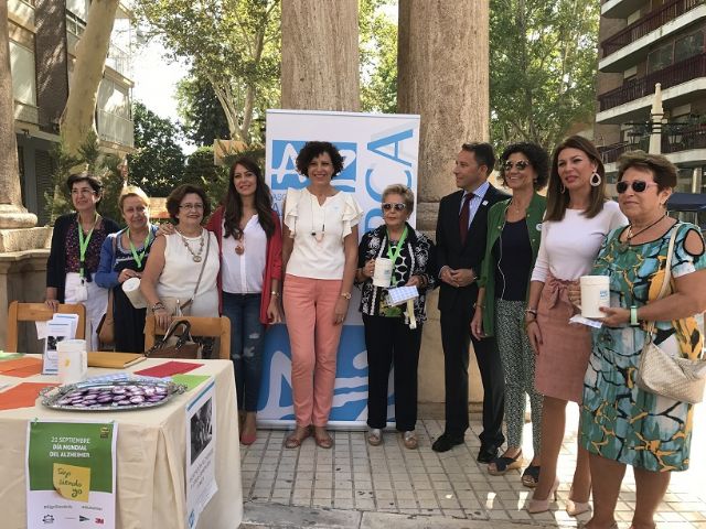 La Asociación Alzheimer de Lorca realiza una campaña informativa una para concienciar a la población sobre esta enfermedad con motivo del Día Mundial del Alzheimer