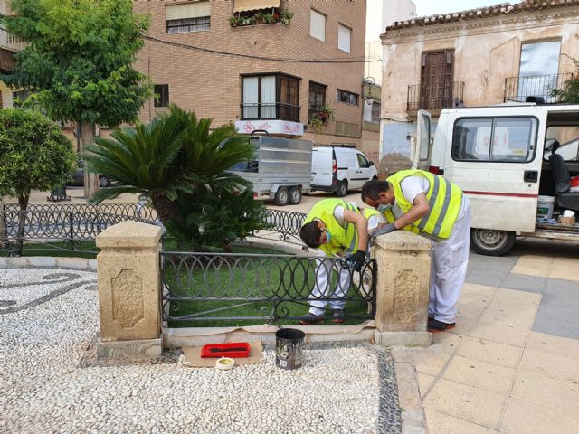 El Ayuntamiento de Lorca lleva a cabo trabajos de mejora en la Plaza del Negrito a través de los alumnos de los programas municipales de empleo y formación