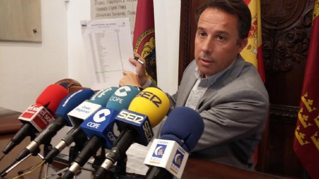 Lorca afronta 2017 recortando el recibo del agua, bajando el IBI