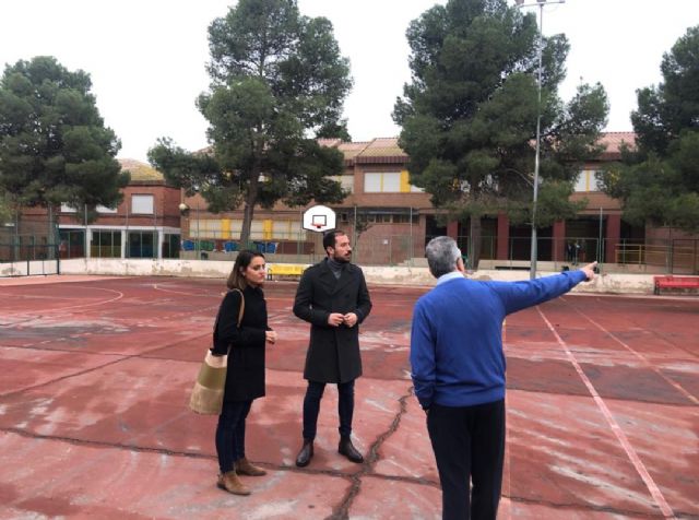 El Ayuntamiento y el colegio Pilar Soubrier se vuelcan con la campaña ‘Encesta vidrio, ganamos todos’ para conseguir renovar la pista deportiva del centro