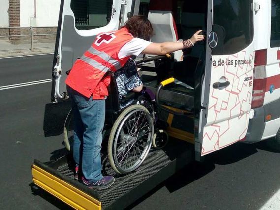 Cruz Roja en Lorca pone en marcha un servicio de transporte adaptado para llevar a las personas mayores a su centro de vacunación