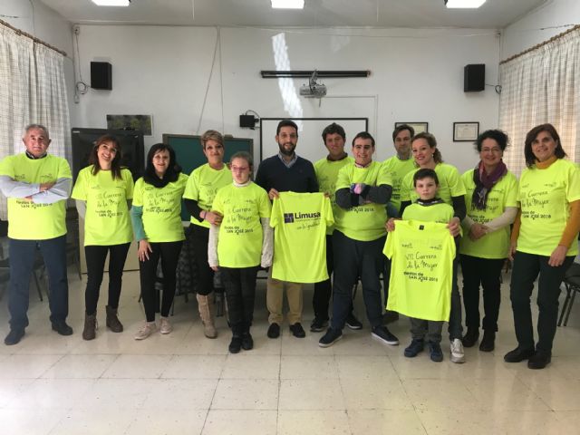 El Ayuntamiento entrega a los niños y profesores del colegio de educación especial Pilar Soubrier más de un centenar de camisetas conmemorativas de la 'VIII Carrera de la Mujer'