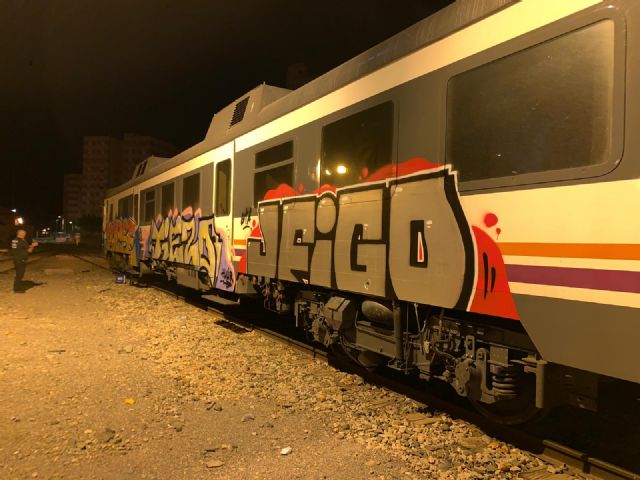 La Policía Local investiga atres jóvenes por realizar grafitis en los vagones del tren de cercanías en la estación de Sutullena