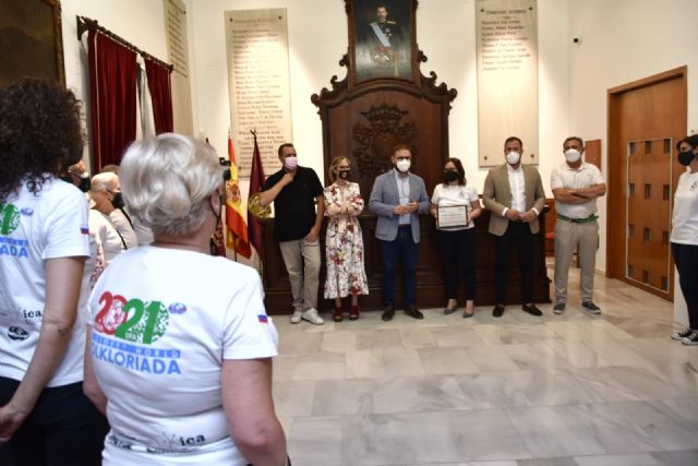 Miembros de la Corporación Municipal reciben a los integrantes del Grupo Coros y Danzas de Lorca que han participado en Rusia en la VI Folkloriada Mundial del CIOFF