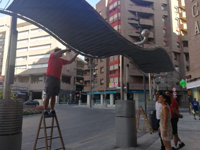El Ayuntamiento de Lorca instala toldos en las paradas de autobús de 'El Óvalo' para que los pasajeros puedan resguardarse del sol durante la espera