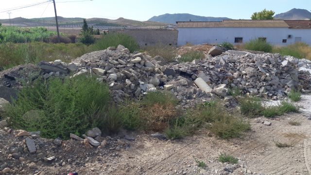 Toneladas de escombro procedente de obras municipales se acumula desde hace 10 meses en un vertedero ilegal a la entrada de la pedanía de Doña Inés