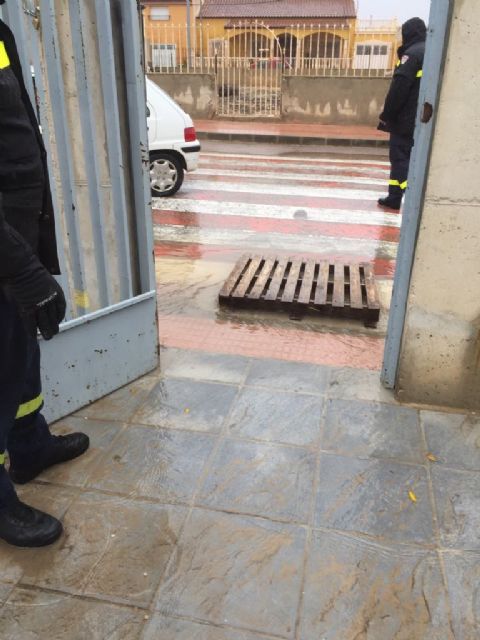 El PSOE reclama en el Pleno del Ayuntamiento el arreglo del acceso principal del colegio de Zarcilla de Ramos para evitar inundaciones