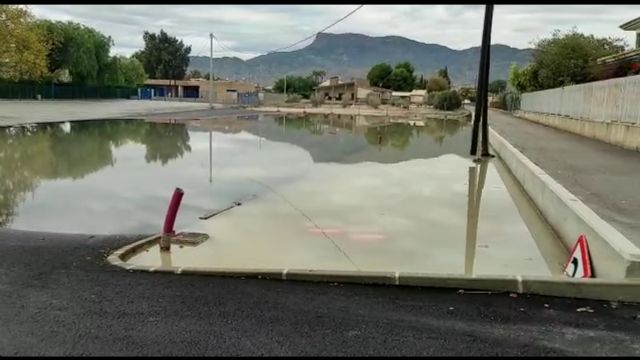 Vecinos y Madres y Padres del colegio de Campillo denuncian que el aparcamiento que se acaba de construir queda totalmente inundado en cuanto llueve