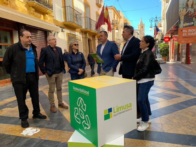 Lorca se suma a la campaña 'Dobla y Recicla' para promover el reciclaje de papel y cartón y relanza su servicio de recogida puerta a puerta