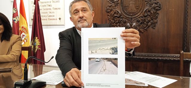 El PP exige que el arreglo del cruce de la carretera del Hinojar, en La Hoya, incluya la reparación del tramo de acera que comunica con la antigua nacional 340