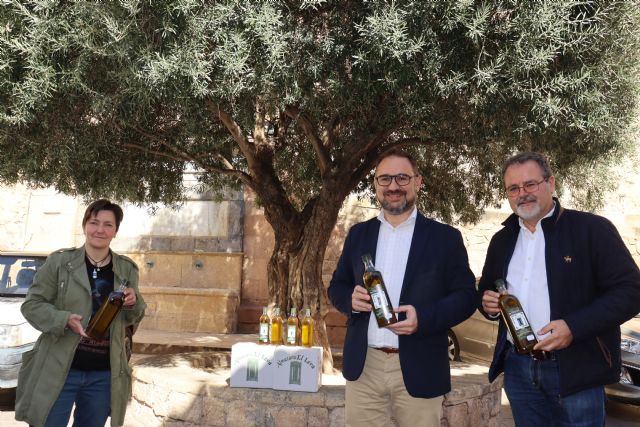 El Ayuntamiento de Lorca dona los 115 litros de aceite procedente de los olivos municipales a 'El Buen Camino' y a las Hermanas Clarisas