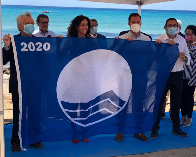 El Ayuntamiento de Lorca recibe la prestigiosa Bandera Azul, otorgada a la Cala de Calnegre