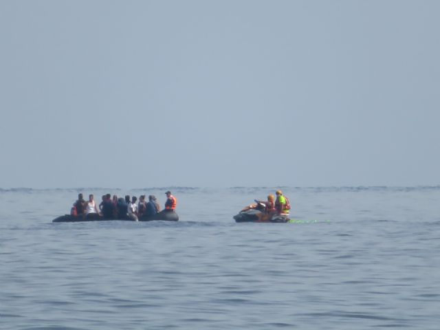 El Servicio Municipal de Emergencias atiende a los inmigrantes a bordo de una patera interceptada en la playa de Puntas de Calnegre
