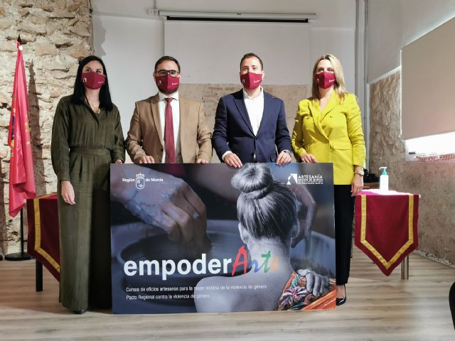 Las direcciones generales de Artesanía y de Mujer presentan en Lorca el proyecto 'Empoder-Arte', para la formación y empoderamiento de mujeres vulnerables
