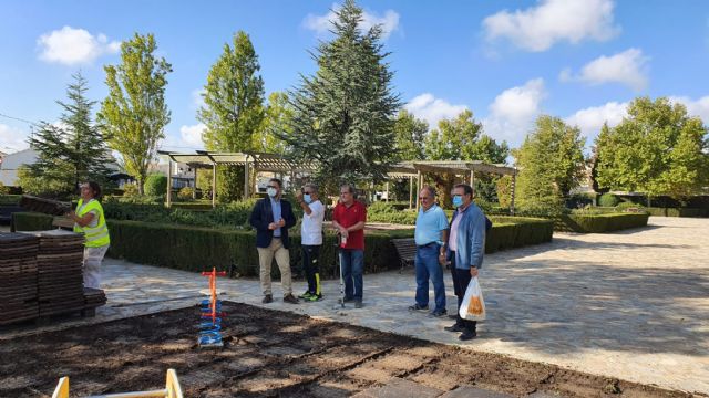 El alcalde de Lorca supervisa la terminación de las obras de la vía verde de acceso al cementerio de Zarcilla de Ramos y las mejoras en el parque de la pedanía