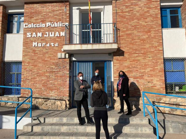 El Ayuntamiento de Lorca realiza actuaciones de mejora en el Colegio Público San Juan de Morata así como en la pista deportiva y la limpieza de las carreteras y cunetas de la pedanía