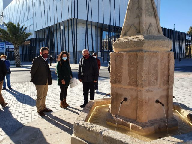 El alcalde de Lorca visita la recién restaurada Fuente del Caño instalada frente a su posición original, cumpliendo así con la petición de recuperación de los vecinos y vecinas de la zona