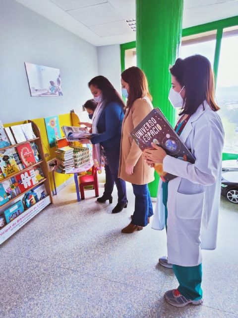 El Ayuntamiento de Lorca aumenta los fondos de la extensión bibliotecaria del Área de Pediatría del hospital Rafael Méndez con la entrega de un lote de 27 libros para los niños ingresados
