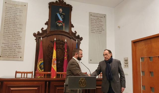 El pintor lorquino José López Gimeno dona un retrato del Rey Felipe VI al Ayuntamiento de Lorca para que presida la Sala de Cabildos