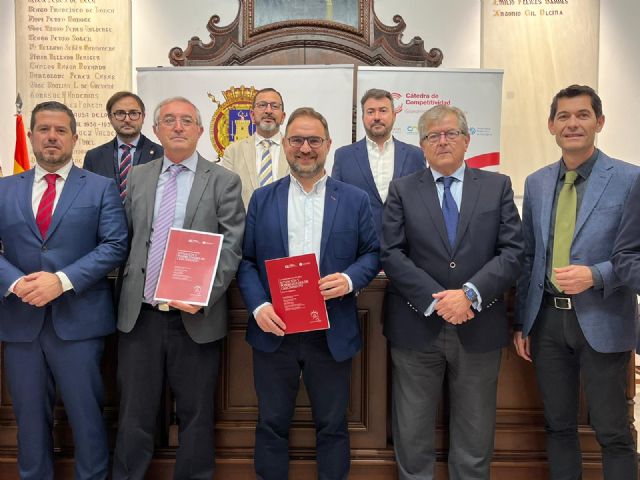 El Ayuntamiento de Lorca recibe del Colegio de Economistas un informe que recoge las potencialidades industriales del municipio