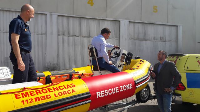 Una nueva embarcación con equipamiento puntero para la atención en playas se suma a los recursos del Servicio Municipal de Emergencias para el salvamento en la costa