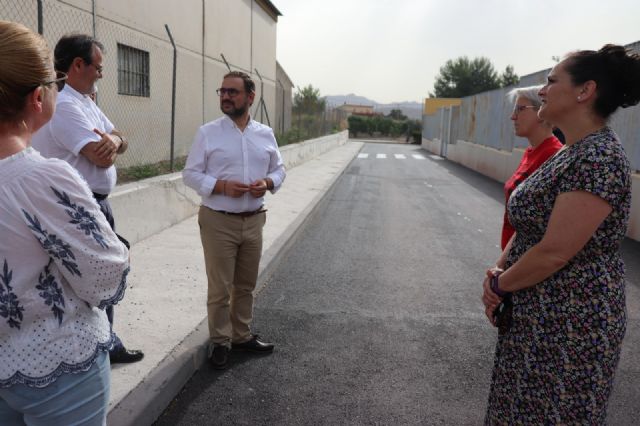 El alcalde de Lorca visita la nueva carretera de acceso al Colegio Público de El Consejero que evitará que los niños y niñas sigan atravesando una rambla para acudir a clase
