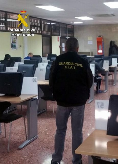 La Guardia Civil detiene a una persona por suplantar la identidad en un examen teórico para obtener el permiso de conducir