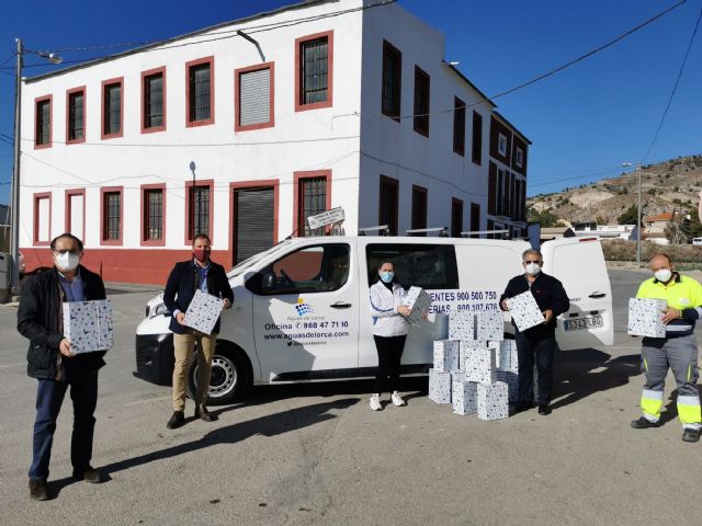 Los trabajadores de Aguas de Lorca donan 70 cestas de Navidad a la ONG 'El Buen Camino'