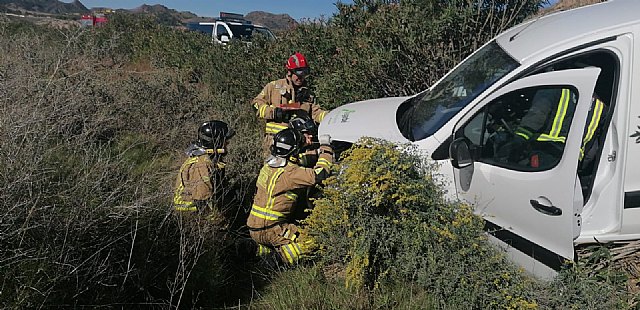 Rescatan y trasladan al hospital al conductor de un vehículo accidentado en Lorca