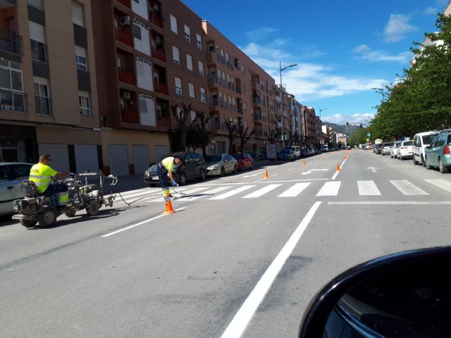 Lorca lleva a cabo labores de repintado de las señales horizontales durante los últimos días