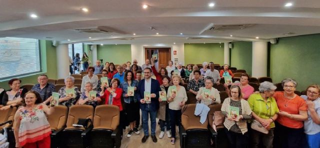 Un total de 71 mayores de Lorca se unen para editar el libro de cocina denominado 'Recetas de una generación' donde comparten sus grandes dotes culinarias