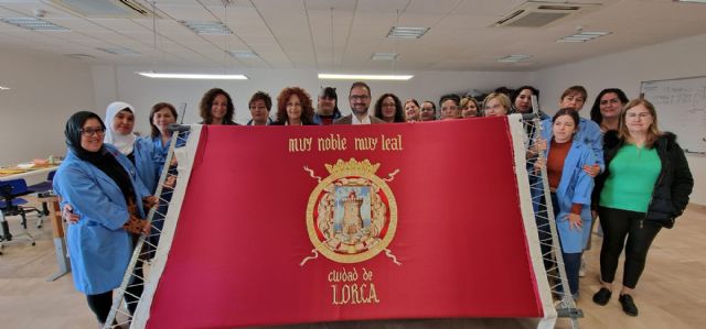 Las alumnas del curso de 'Perfeccionamiento de bordado' finalizan una gran bandera de Lorca que presidirá los actos protocolarios del municipio