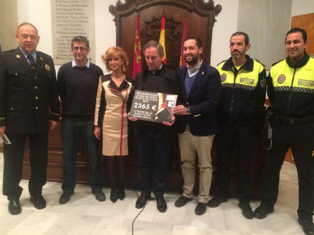 La Asociación Down Lorca recibe 2.365 euros de las inscripciones de la San Silvestre de Lorca