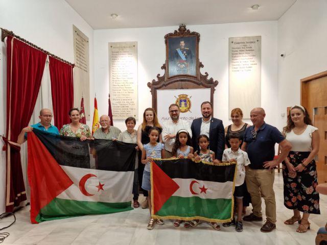 Los seis niños y niñas saharauis que disfrutan del verano en Lorca gracias al programa de acogida temporal 'Vacaciones en Paz' visitan el Ayuntamiento