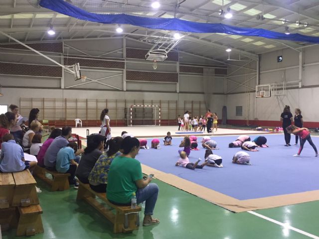 30 jóvenes se inician en la gimnasia rítmica con la jornada de puertas abiertas del Club Rítmica Helionova