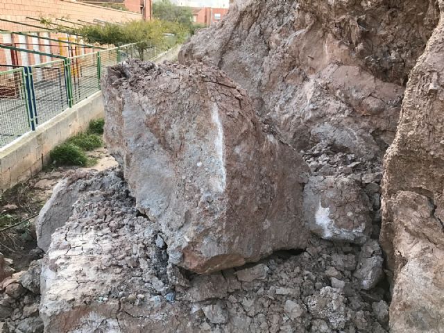 El PSOE solicita el refuerzo de las laderas rocosas en el entorno de los centros educativos de San Cristóbal