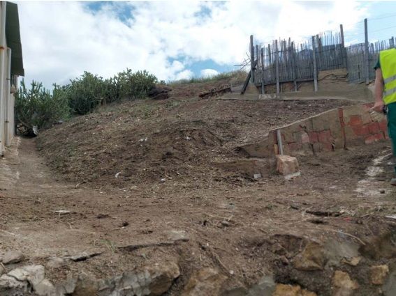 El Ayuntamiento de Lorca lleva a cabo la limpieza del Cabezo del Tesoro situado en el barrio de San Cristóbal para el desbroce y la retirada de basura