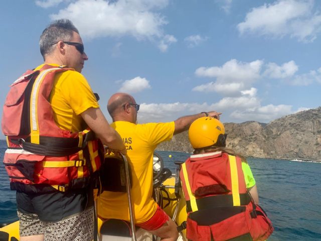 El alcalde supervisa el dispositivo de emergencias en el que trabajan a diario 9 socorristas garantizar la seguridad de los bañistas en las playas lorquinas