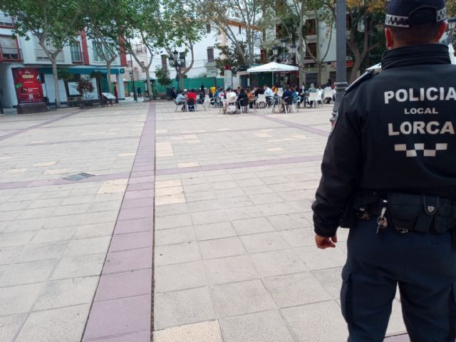 La Policía Local de Lorca intensifica las labores de control del cumplimiento de las medidas sanitarias para garantizar la seguridad de todos los vecinos y vecinas en Navidad