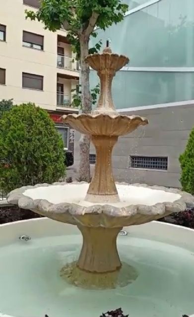 El Ayuntamiento de Lorca repara la fuente de la Plaza de Cristo Rey que llevaba 10 años sin funcionar