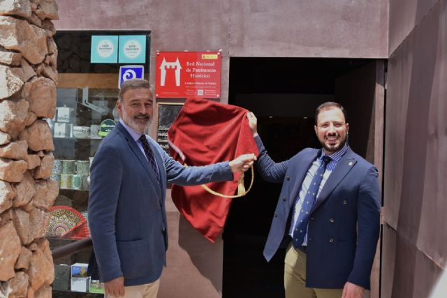Lorca señaliza su castillo con la placa de la Red de Castillos y Palacios de España