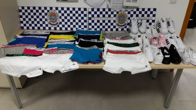 La Policía Local incauta 247 prendas textiles y calzado falsificadas que se encontraban expuestas a la venta en dos puestos del mercado semanal de Lorca